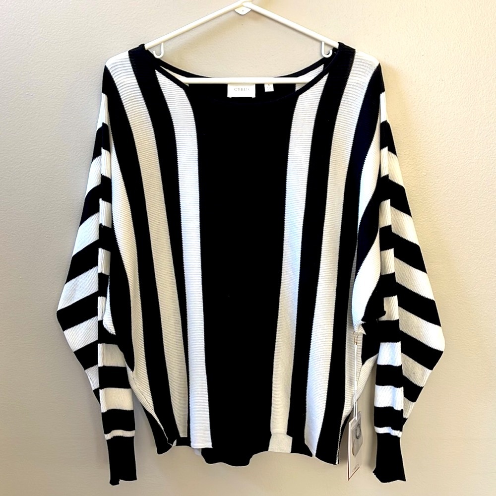 Black and White Long Sleeve Bat-Wing Women’s Sweater Sz S